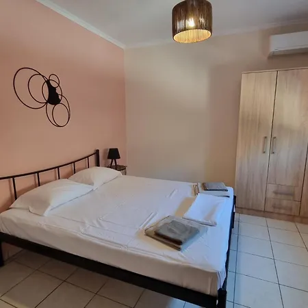 Aapartment, Néa Péramos